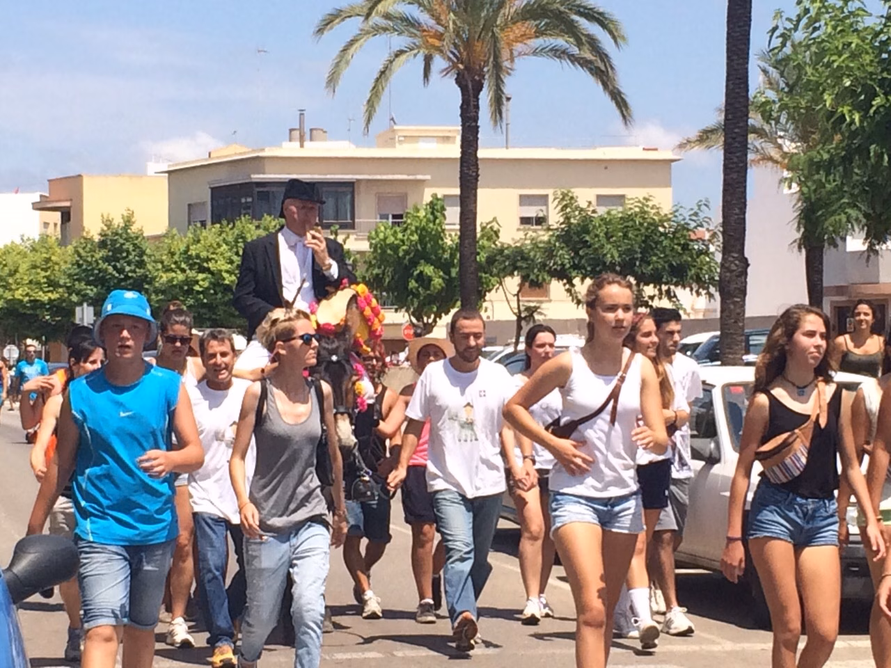 La multitud ya aguarda la fiesta