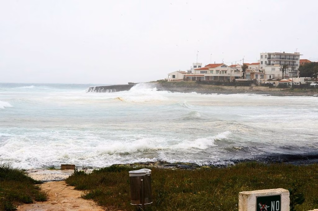 El tiempo no da tregua: tras las tormentas... fuerte viento y olas de 3 metros
