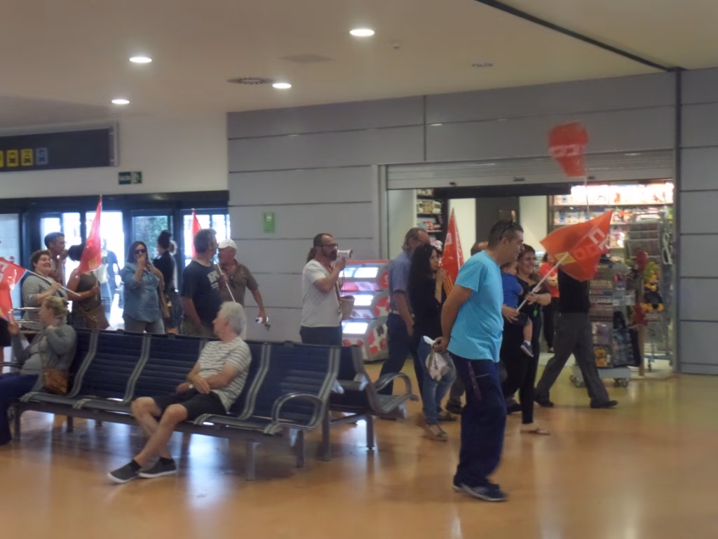 Manifestación en el aeropuerto para que no cierren el bar de llegadas en invierno