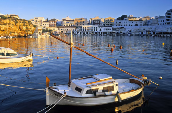La Vanguardia propone un viaje a la "apacible Isla de Menorca"
