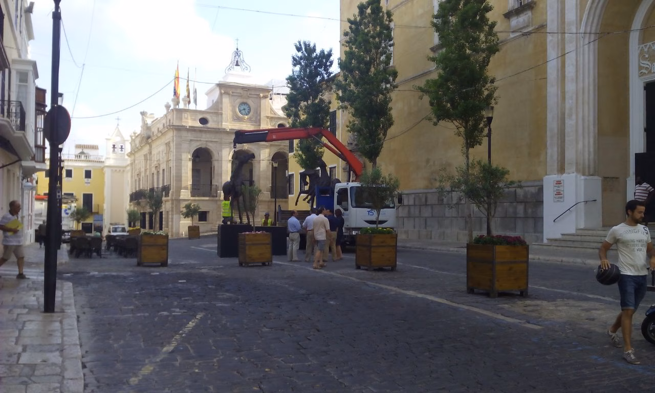 "Tre cavalli" cabalgan hacia la plaza del Carmen