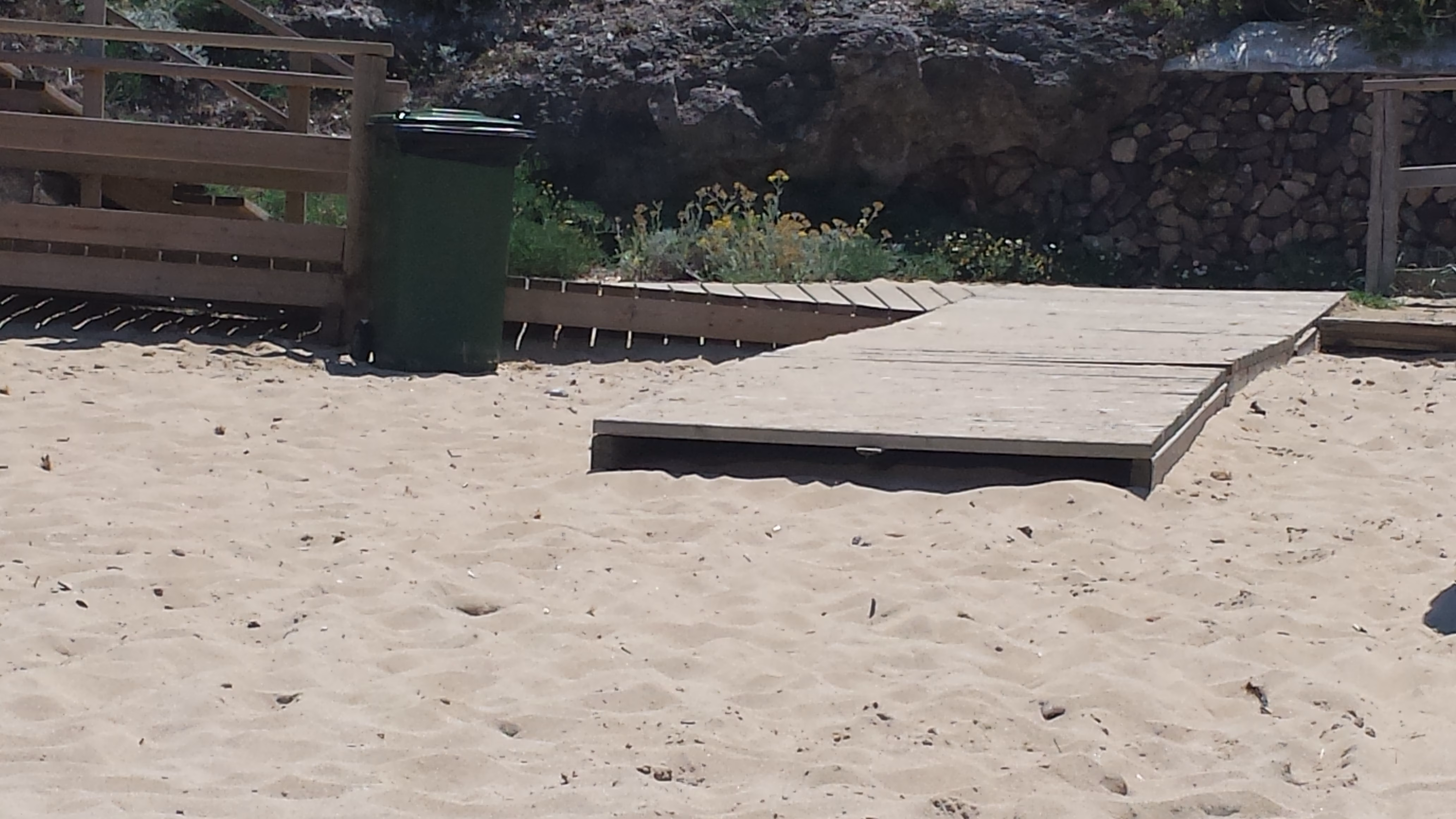 Inviertan más en nuestras playas y dejen de tirar el dinero en macro-rotondas. Vivimos del turismo, no del transporte de mercancías
