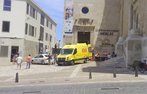 Una persona se desmaya por un golpe de calor en el centro de Maó