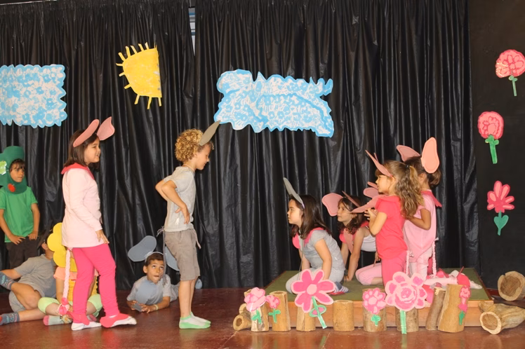 Niños de 5 años trabajando para la igualdad