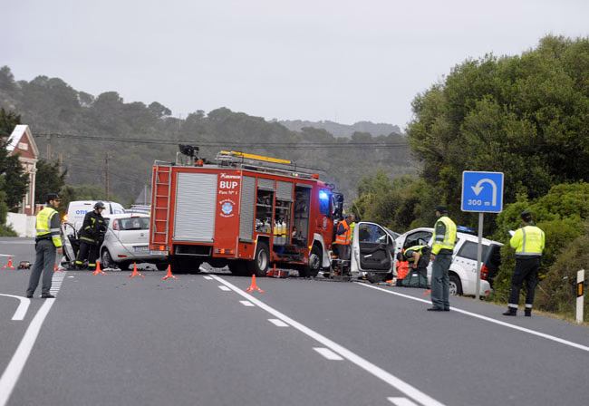 Los heridos del accidente de Els Plans de Alaior evolucionan favorablemente