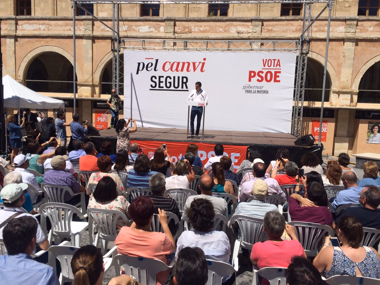 Pedro Sánchez apuesta por mejorar régimen económico, infraestructuras y conectividad aérea