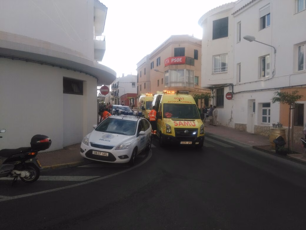 Un hombre herido muy grave tras caer de una altura de dos pisos en Es Castell
