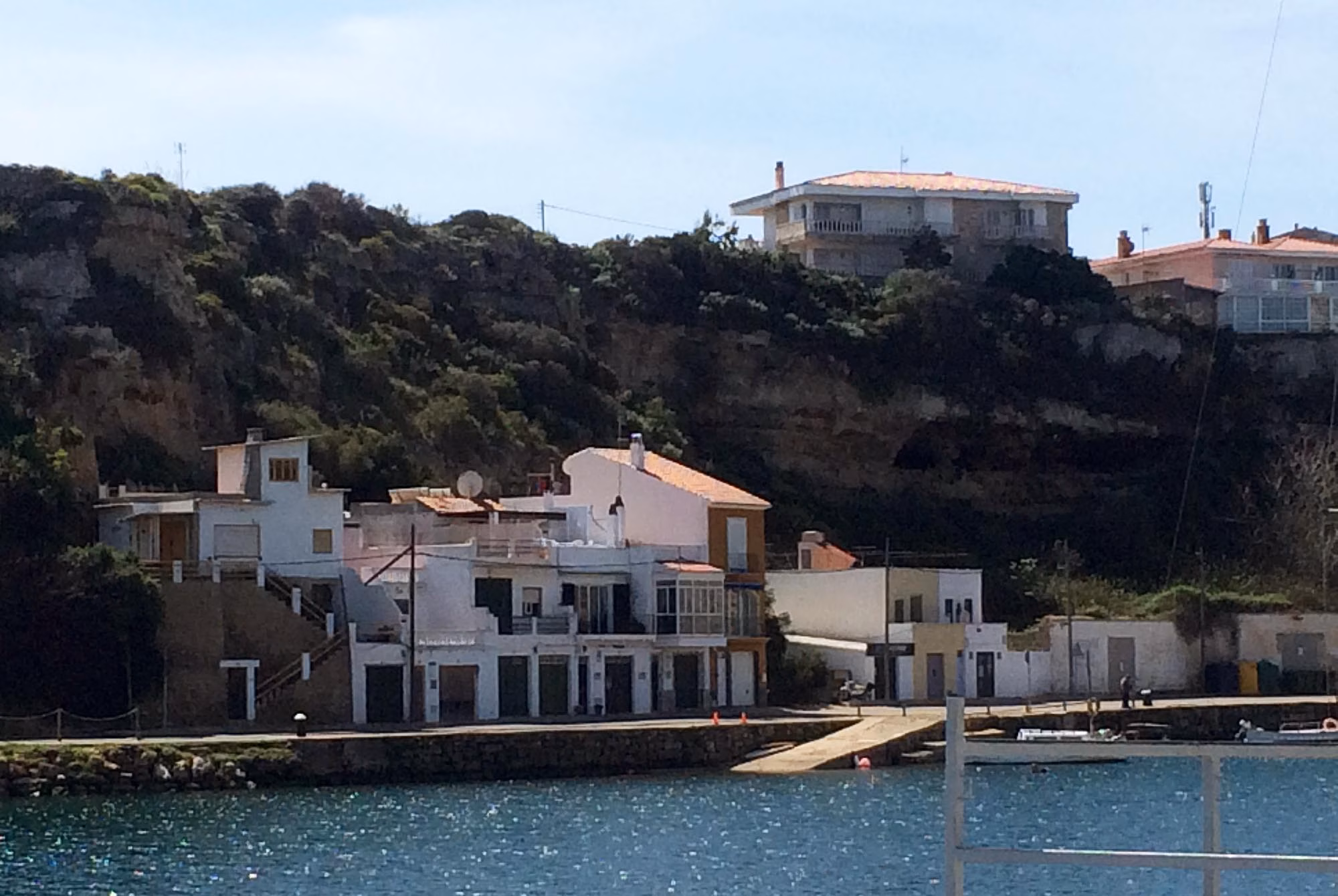 Cala Figuera apela a compromisos e igualdad para mantener el uso residencial