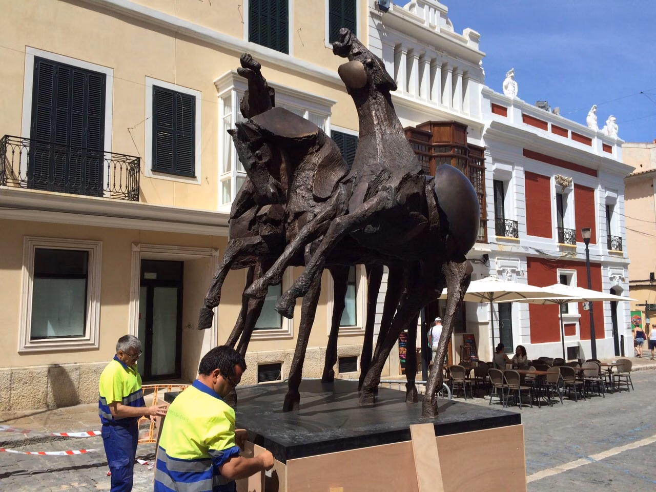 Tres caballos para la plaza Constitució