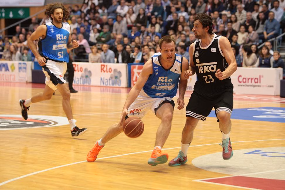 Llull también se divierte en Santiago y el Madrid es más líder en la ACB
