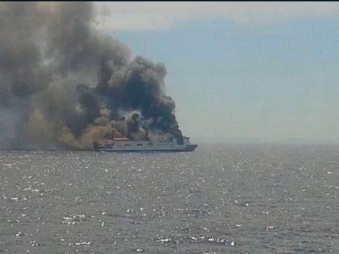 Salvamento Marítimo asiste a un ferry incendiado a 17 millas de Mallorca