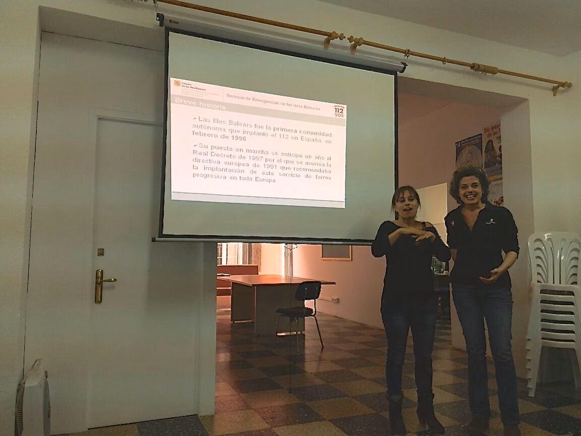 El 112 adapta su servicio a las personas con discapacidad auditiva