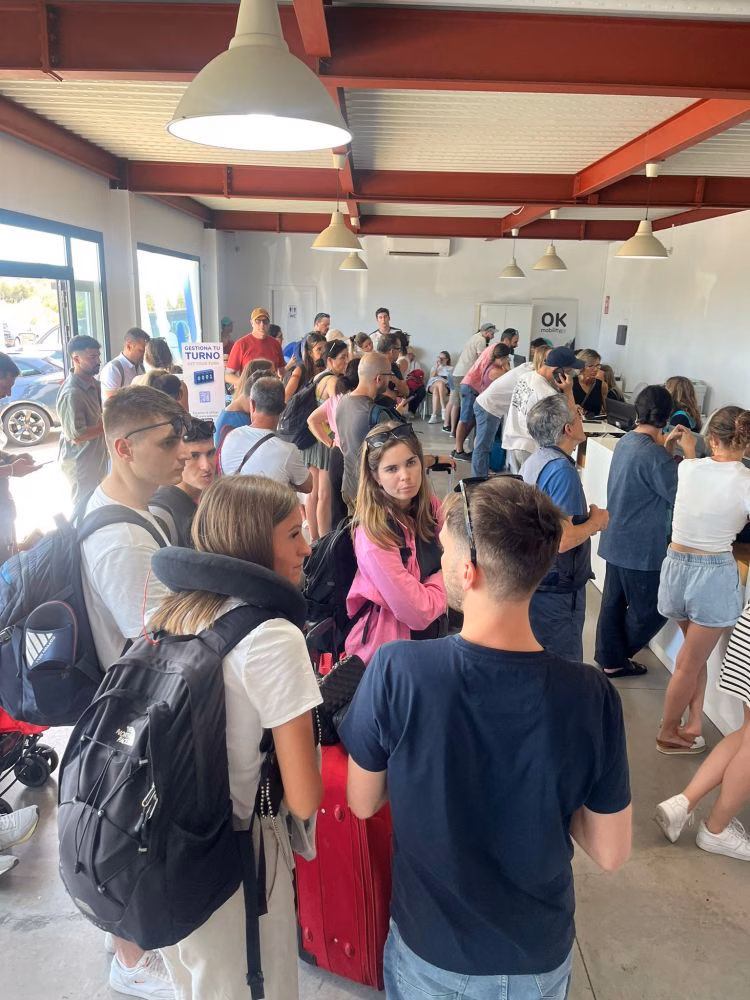 (Foto-denuncia) Dos horas para alquilar un automóvil