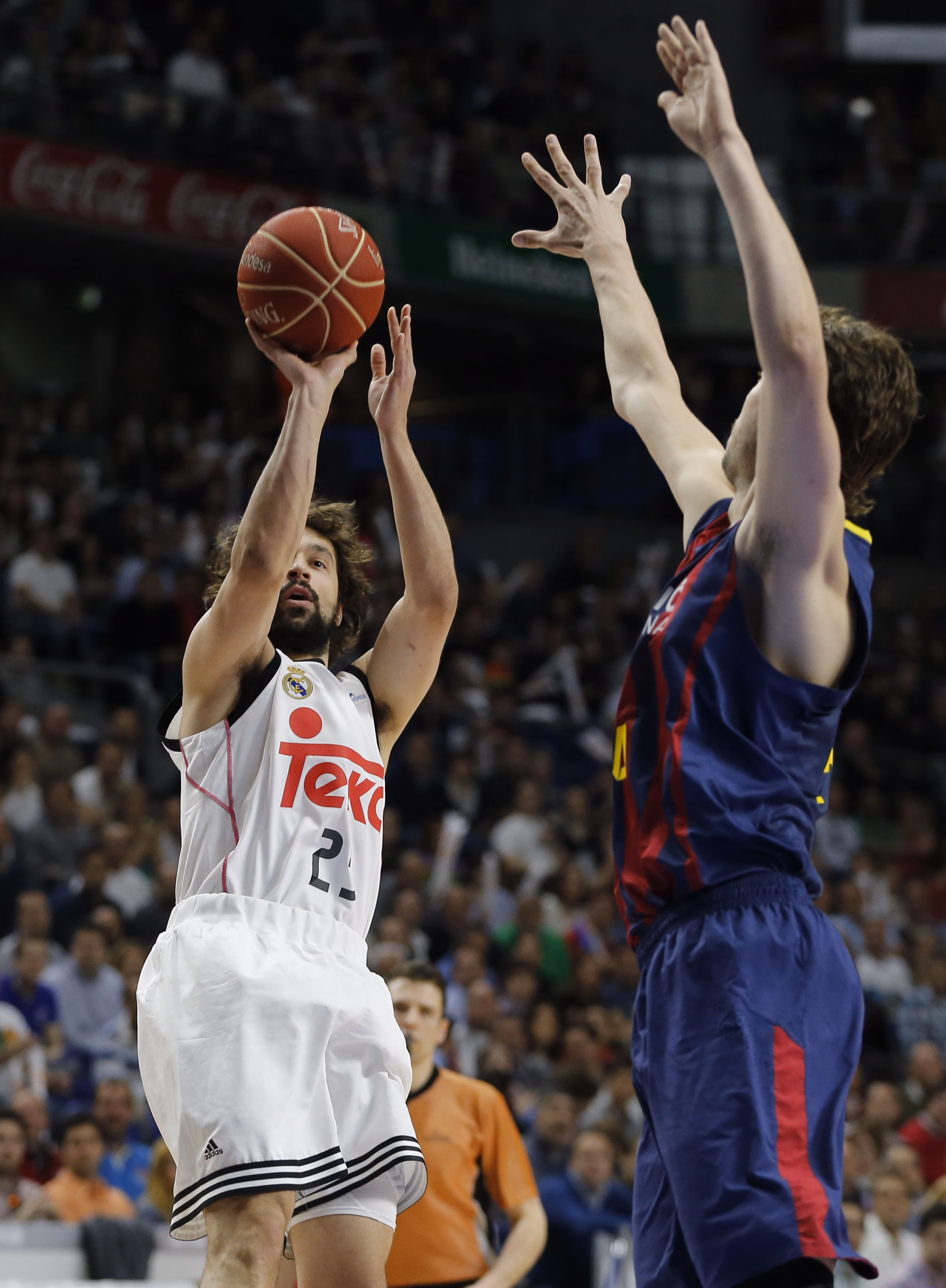 Llull y Carroll conducen al Madrid hasta el triunfo en el clásico ACB