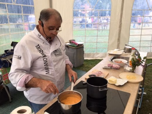 Miquel Mariano enseña a España como hacer un perol de sepia con patatas y tomate