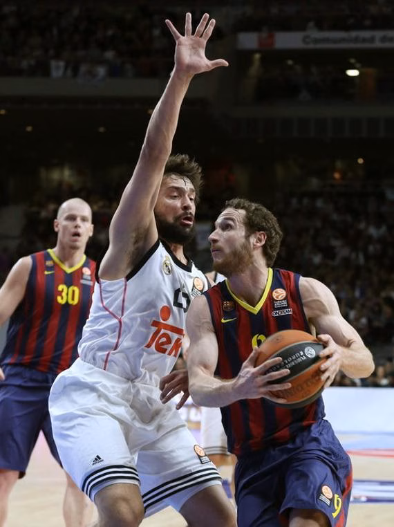 El Madrid cae en el Palau, pero Llull y Rudy le permiten mantener el liderato
