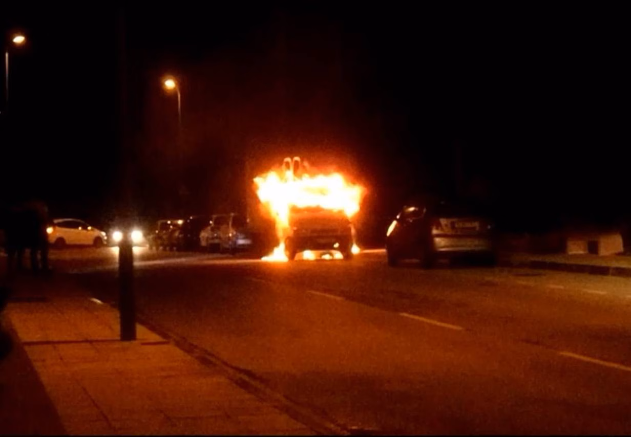 Una furgoneta se incendia en Son Oleo de Ciutadella