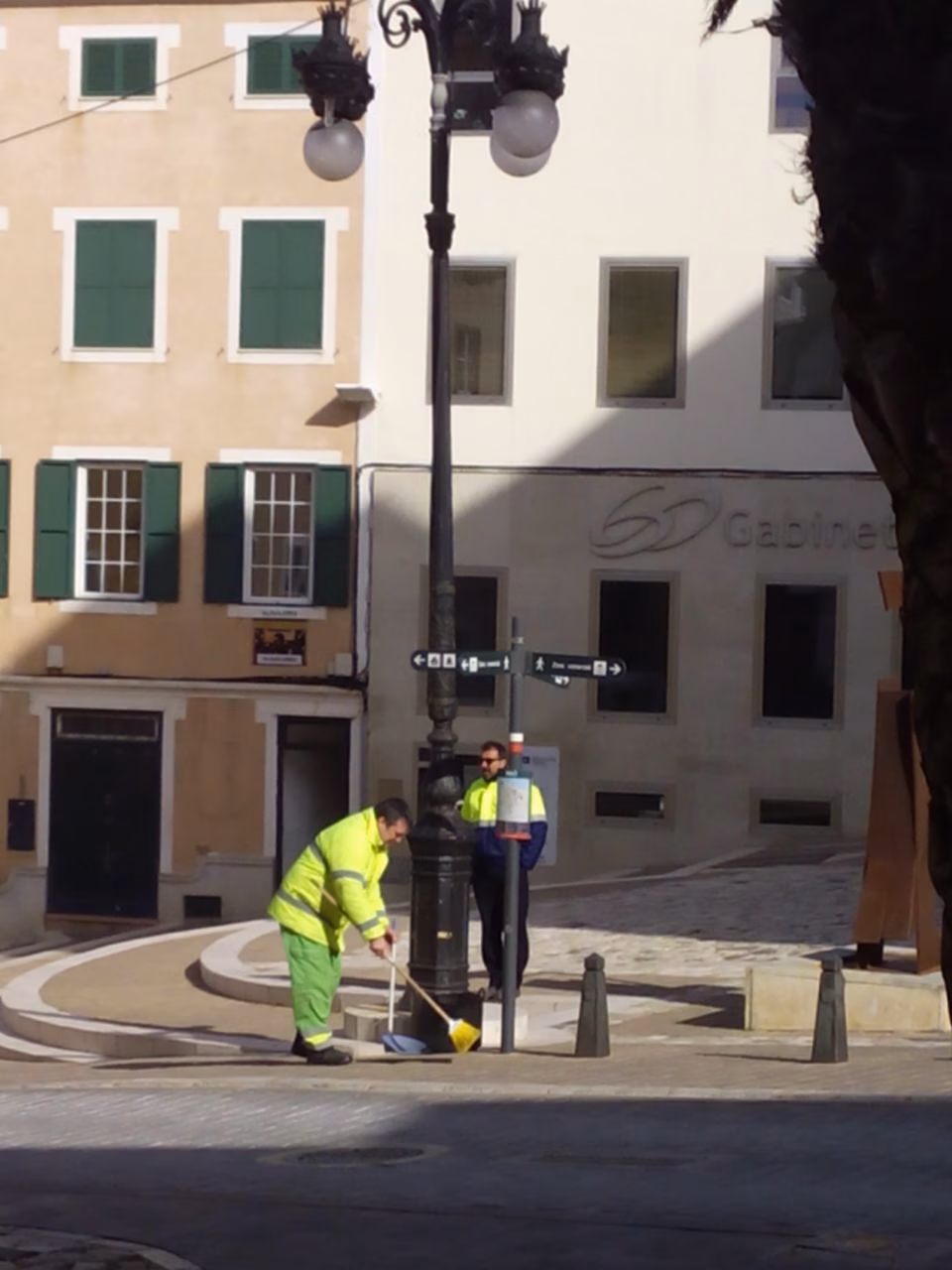 El viento llega con fuerza: caen luces de farolas en Maó y se cierran los dos puertos