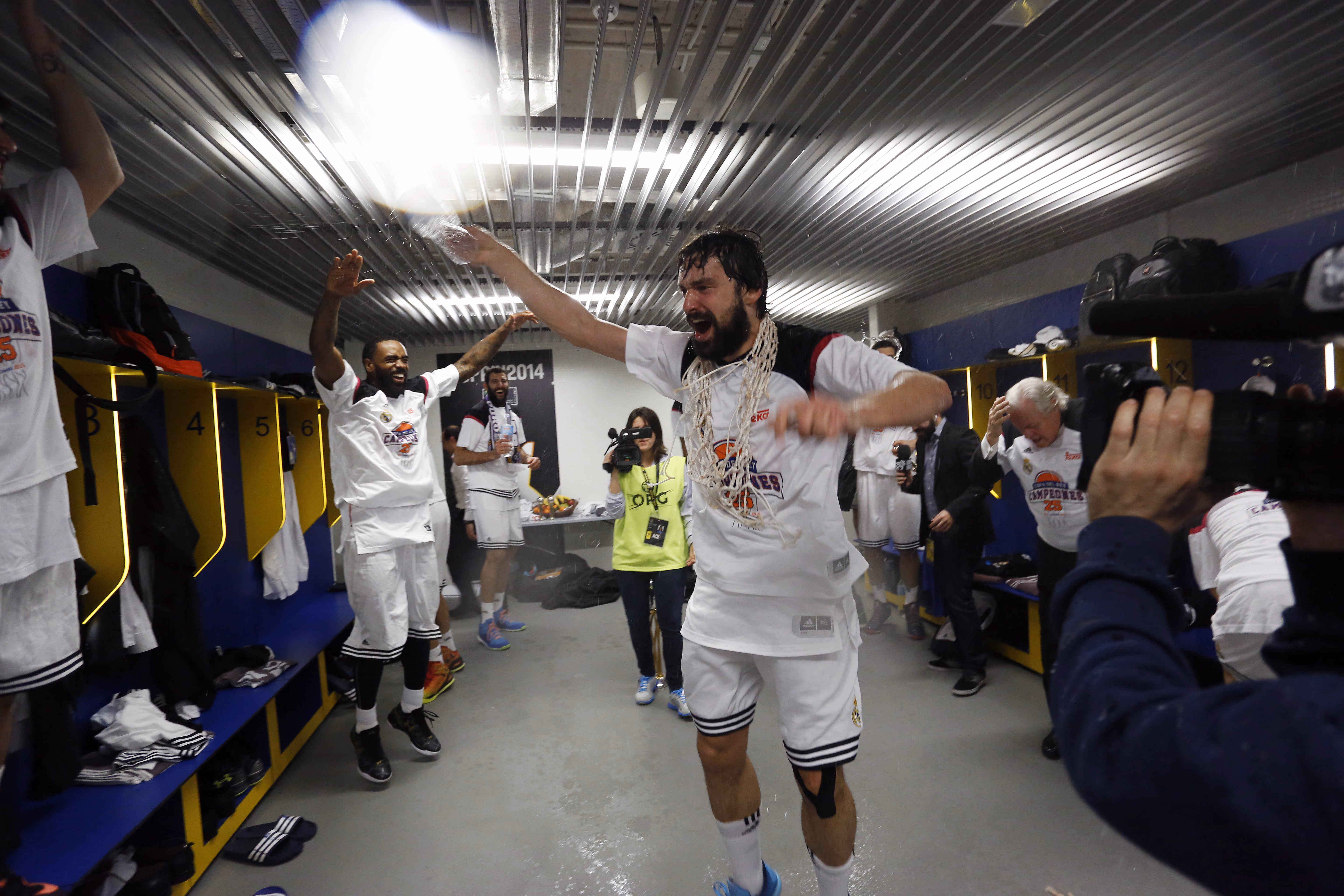 "Eh, ¿qué pasa aquí? Campeones, campeones..." Así celebró Llull el título de Copa