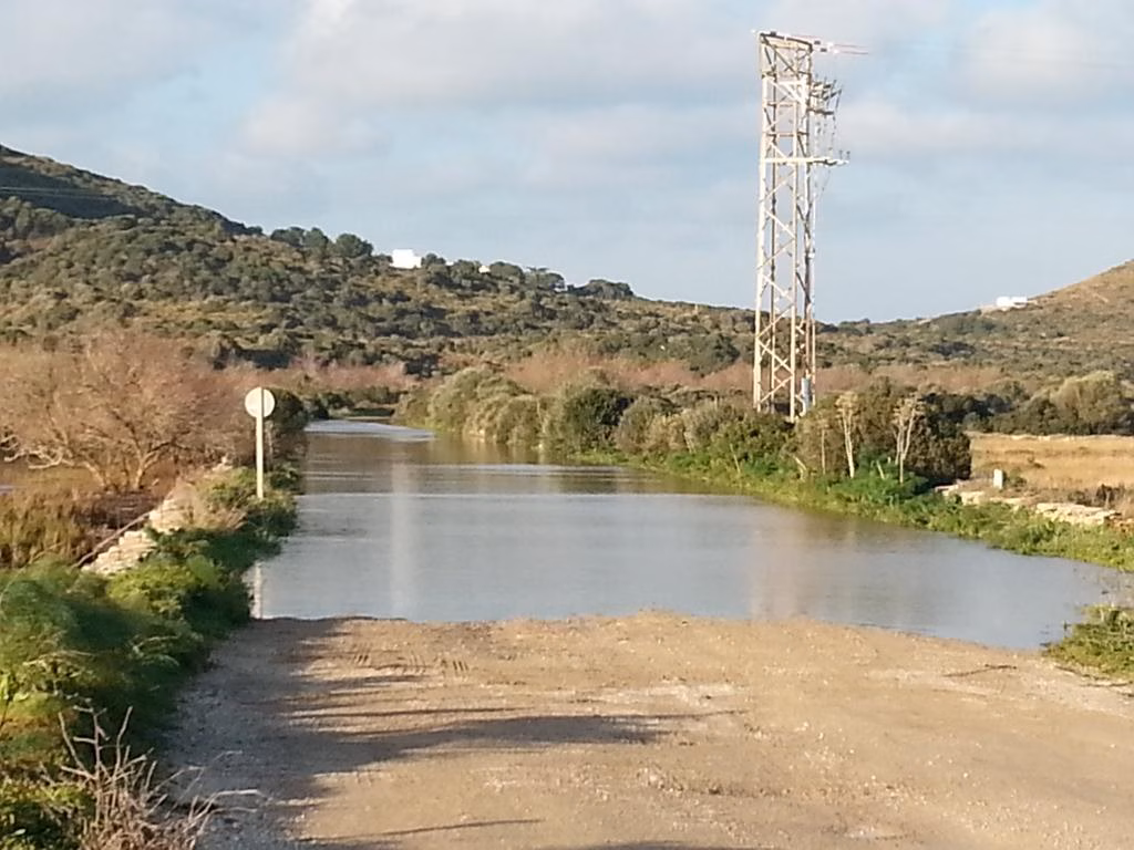 La lluvia llena de agua el norte de Es Mercadal