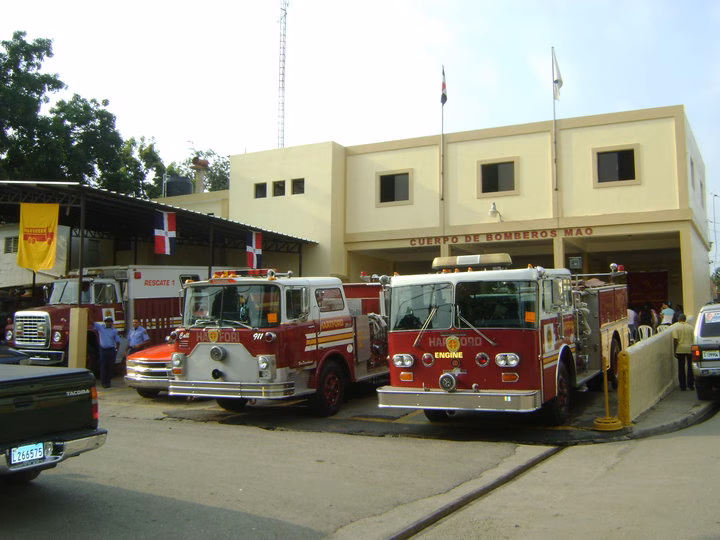 Los bomberos de Maó sofocan un incendio en un contenedor