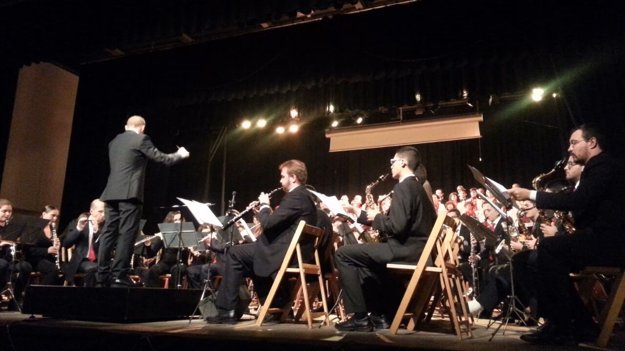 Intensidad y cartel de completo en el concierto de la Banda en Ciutadella