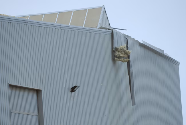 Árboles, uralitas y antenas caen por toda la isla debido al viento 