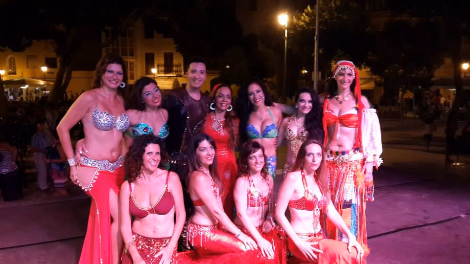 El sugestivo baile oriental de Naima Nez