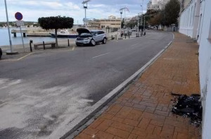 El motorista accidentado en Mahón, estable en planta