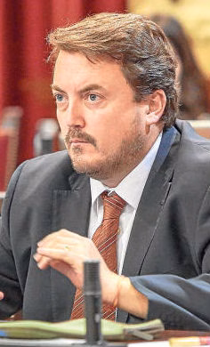 Más de 200 profesores se adhieren a la querella contra Antoni Camps