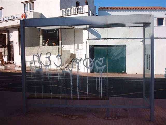 Las pintadas en marquesinas y carreteras obligan a  gastar 8.000 euros para su limpieza