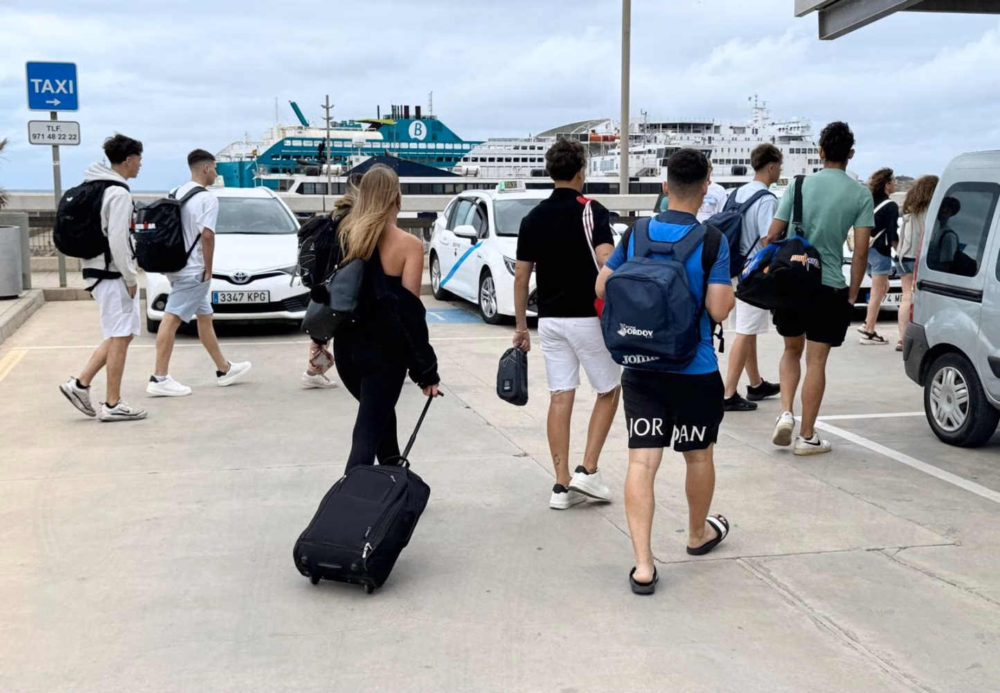 (Fotos) Llegada masiva de mallorquines para disfrutar de Sant Joan