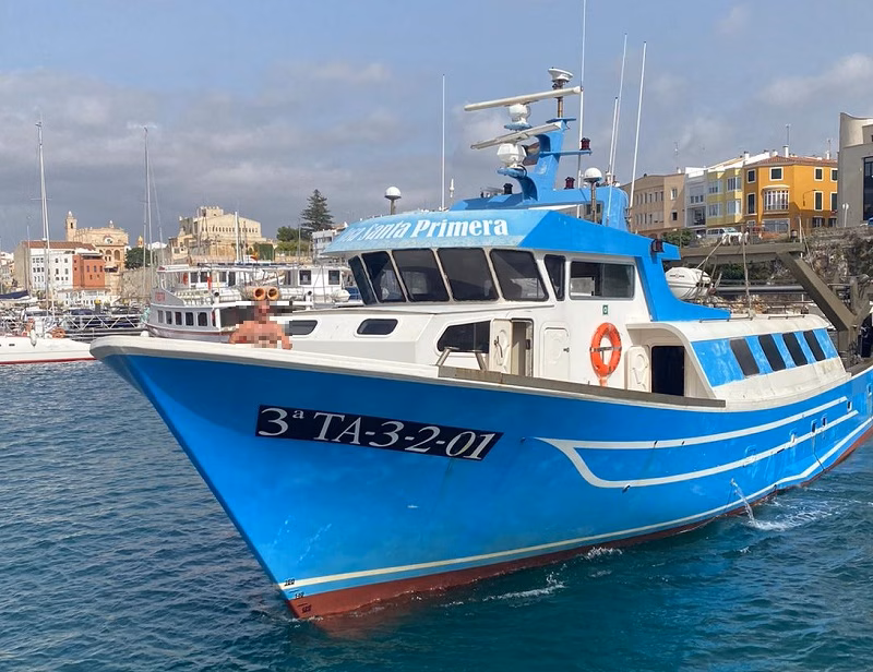 Incidente en Cabo Nati: Salvamento Marítimo remolca un pesquero a Ciutadella