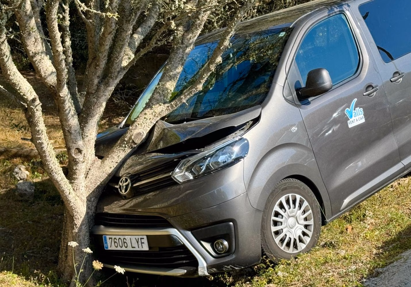 Una mujer herida en un accidente en la carretera del aeropuerto