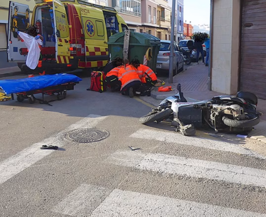 Una joven de 24 años resulta herida tras una caída en moto en Ciutadella