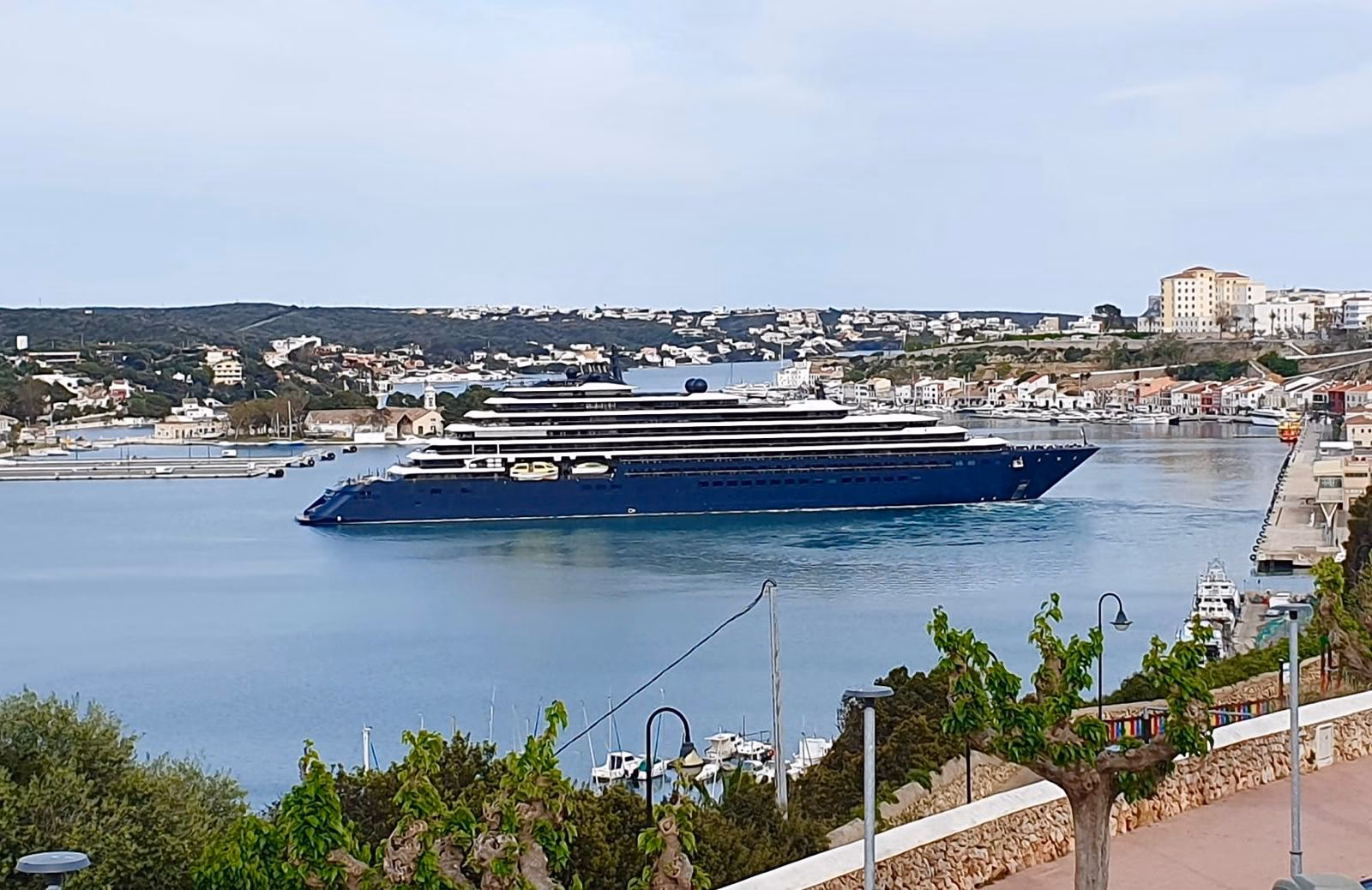 El "Evrima" atraca en Maó: spa, paredes de vidrio y carta de tres estrellas Michelin