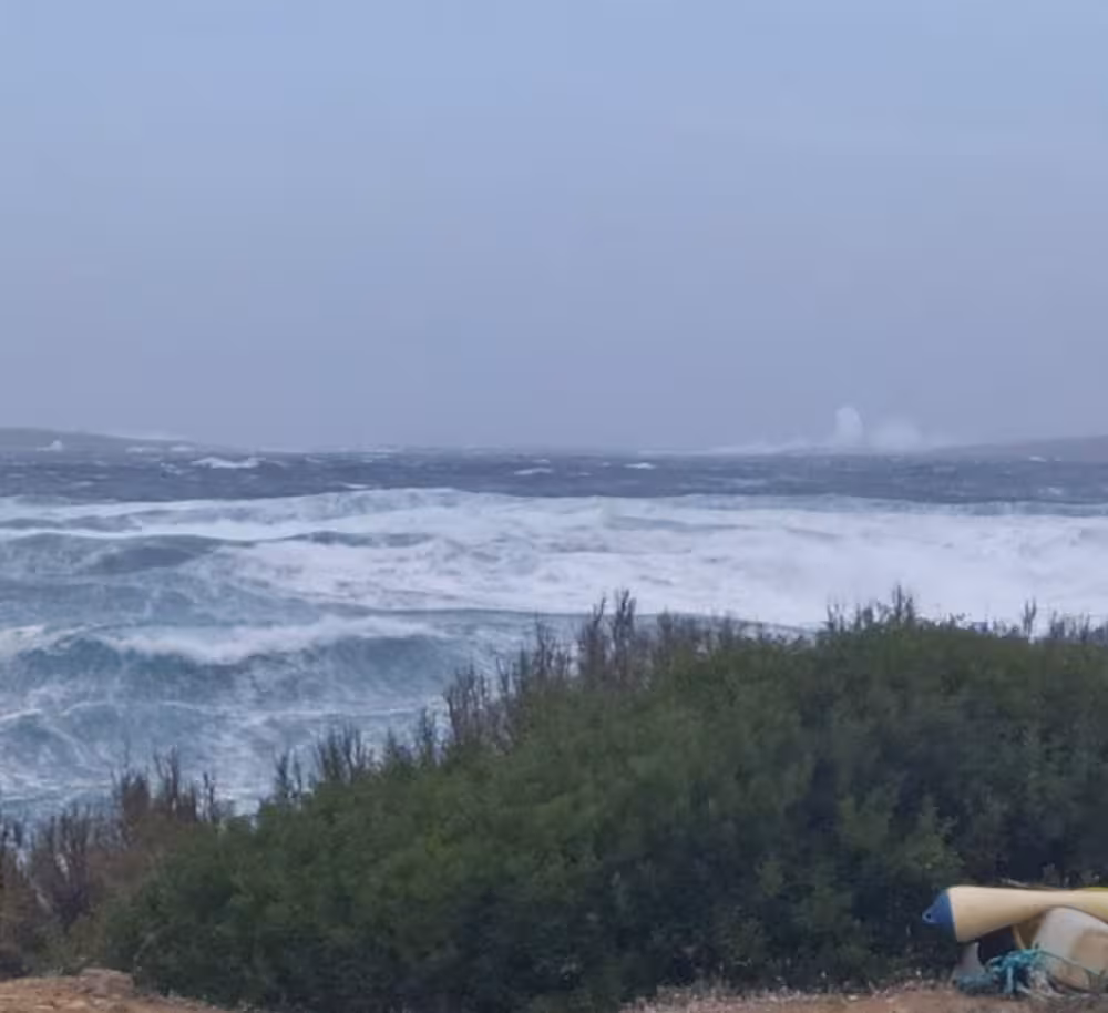 Fuerte tramontana y olas de tres metros de altura en Menorca
