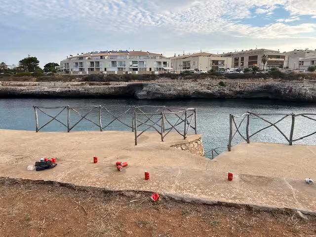 (La foto-denuncia) Suciedad en los 'replans' de Ciutadella