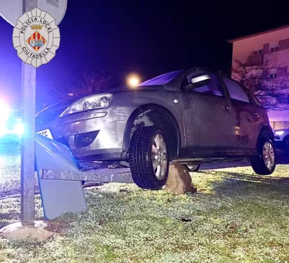 Un turismo choca en la rotonda del Cavall de Ciutadella
