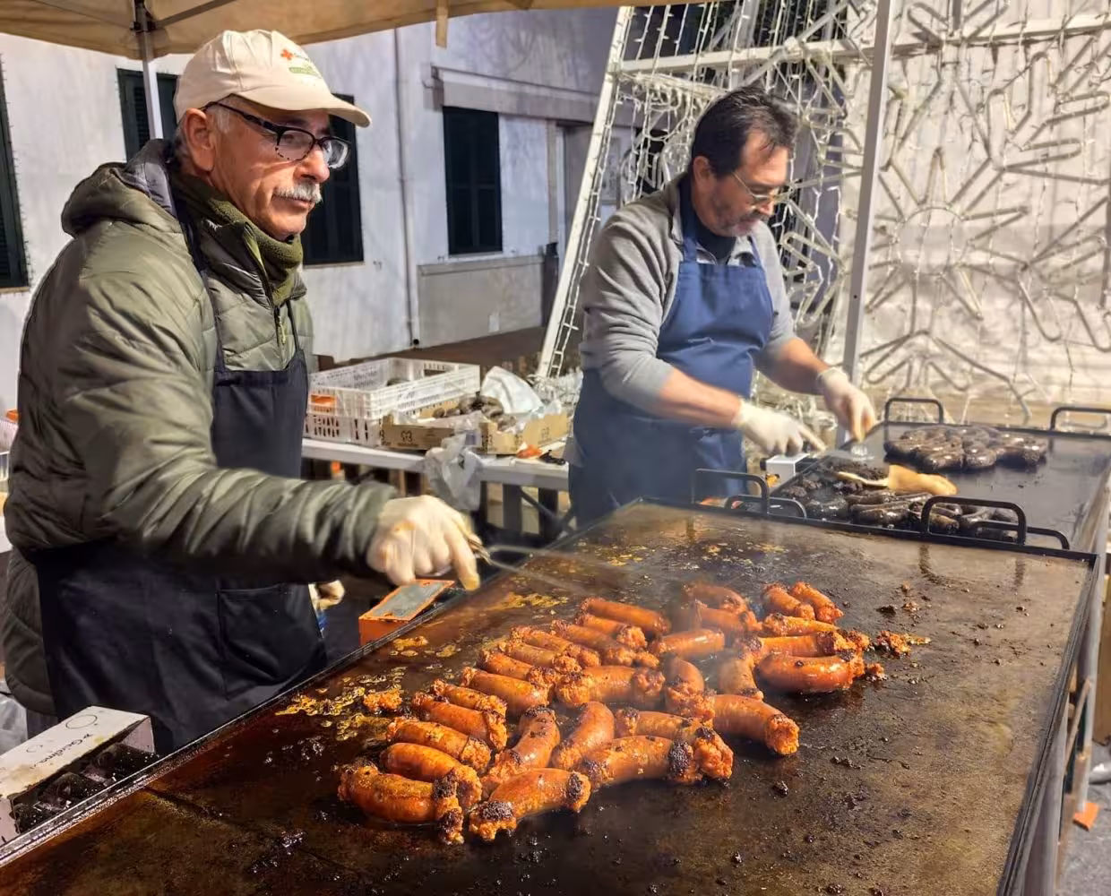 (Fotos) Torrada popular en Sant Lluís: el frío no impide disfrutar de la tradición