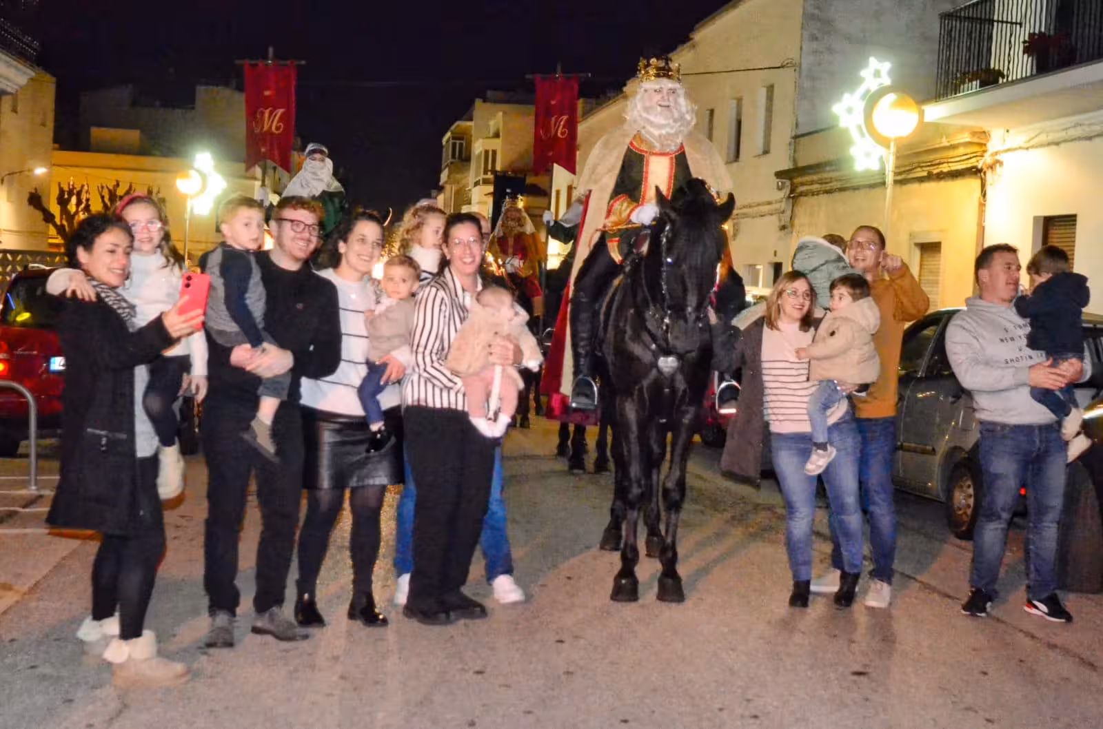 (Fotos) Los Reyes Magos recorren Ferreries a caballo repartiendo ilusión y regalos