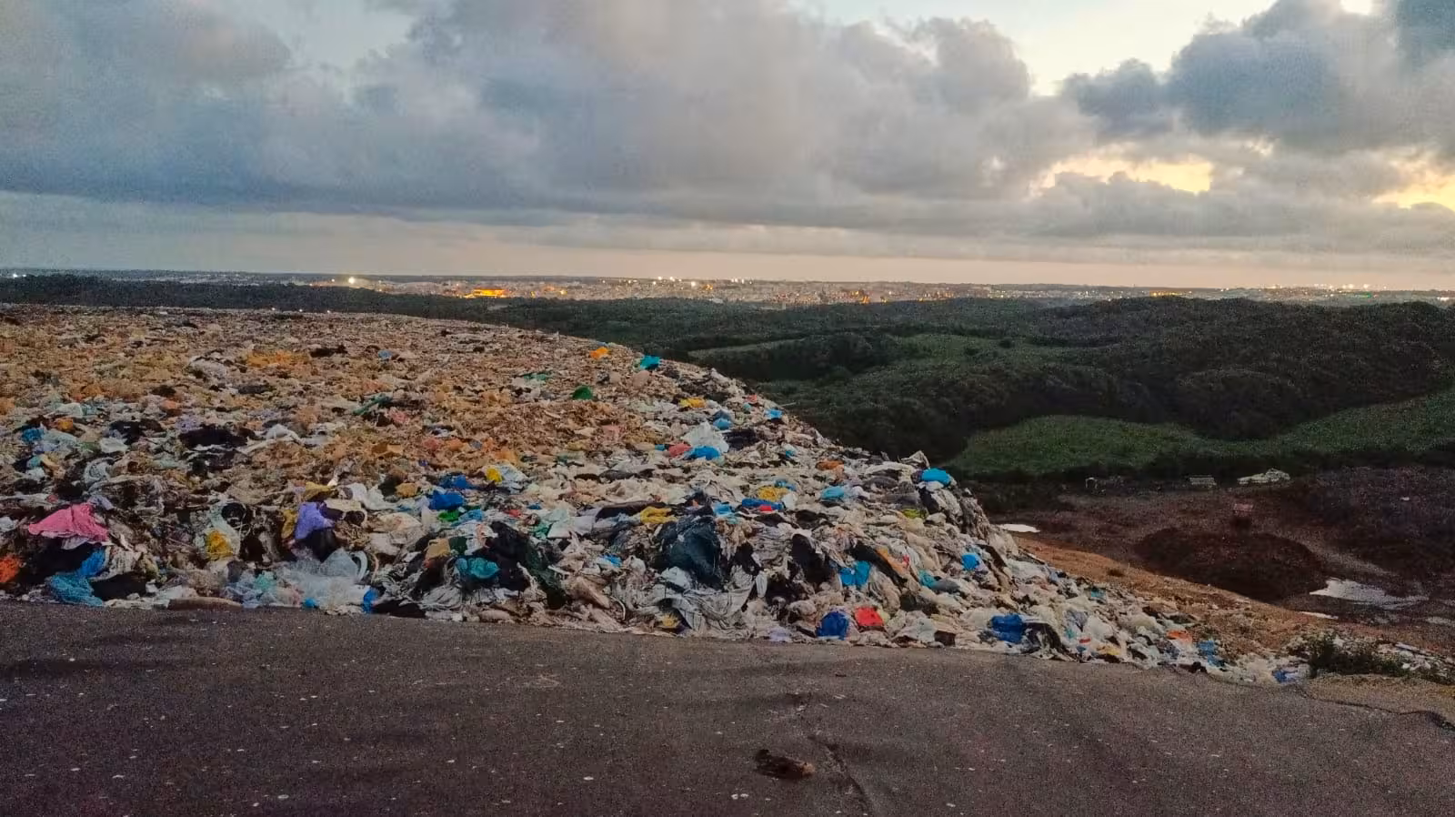 Los bomberos logran controlar el incendio en Milà: el fuego ha afectado a 3500 m²