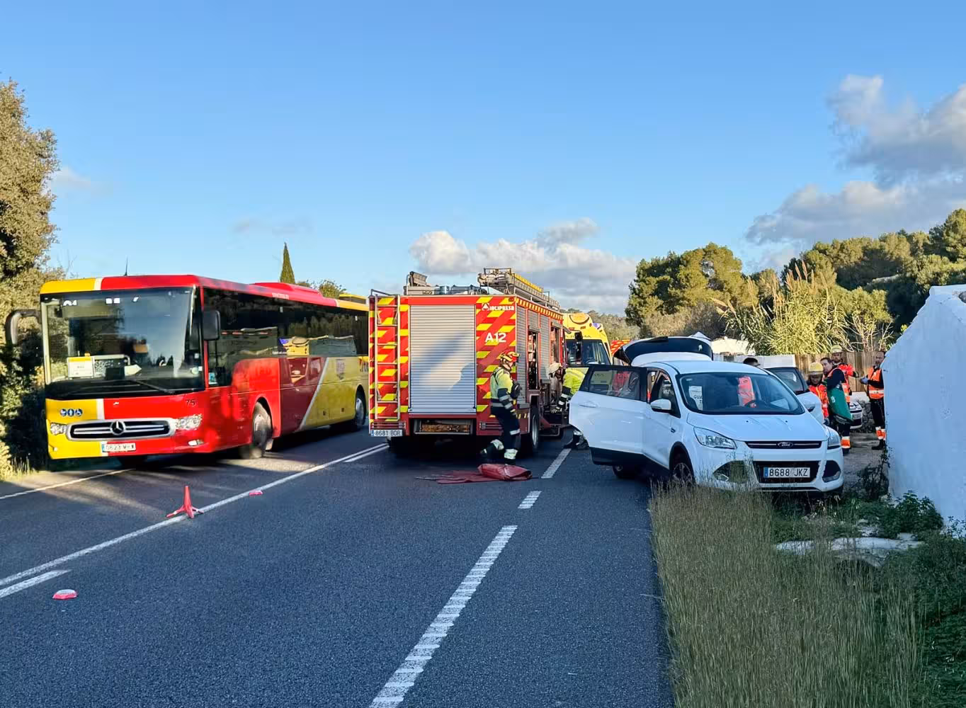 (Fotos) Accidente en la ME-1: trasladan a dos mujeres al hospital tras un aparatoso choque
