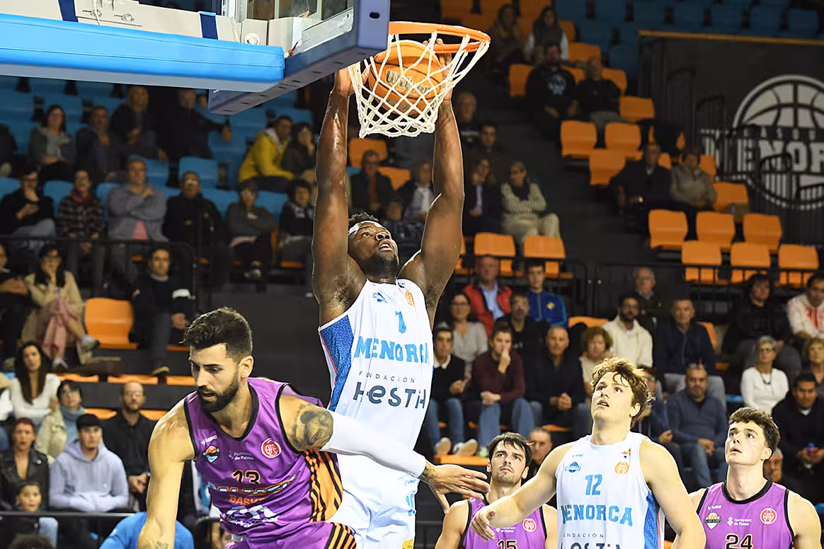 (Fotos) El Palmer Básket se lleva el derbi ante el Hestia Menorca