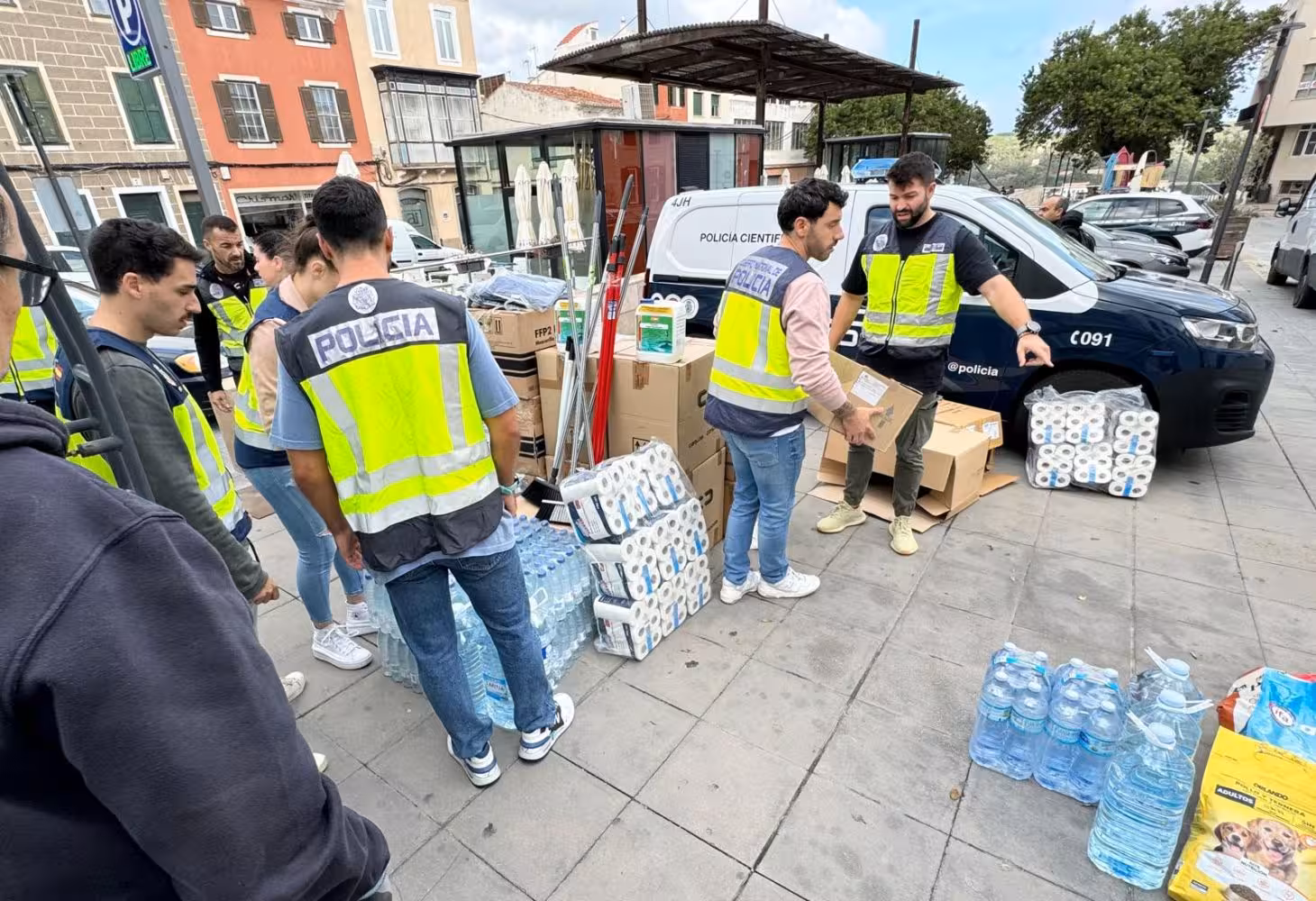 (Fotos) Maó envía ayuda a Valencia: la Policía Nacional comienza el traslado del material donado