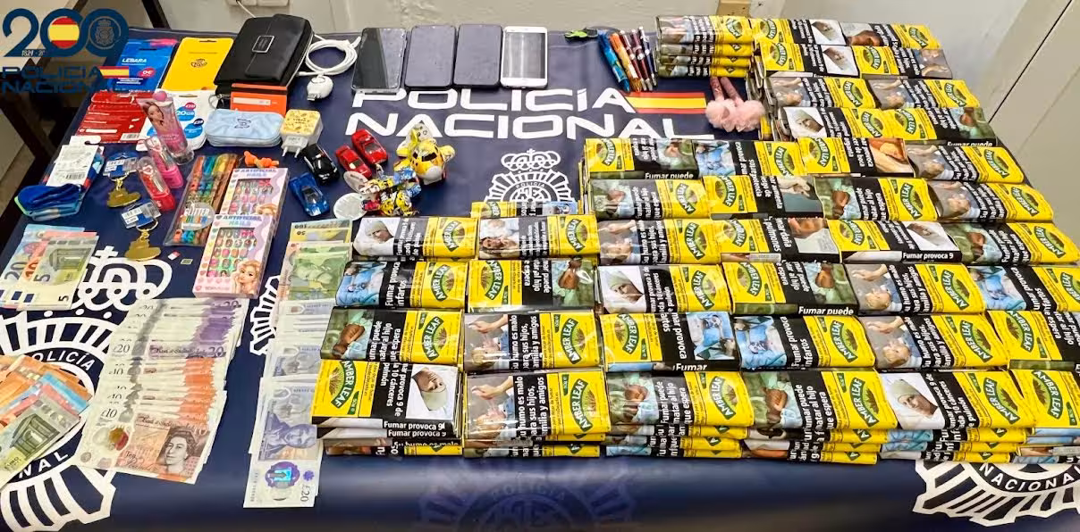 Tres detenidos en Maó por robar 175 paquetes de tabaco en el aeropuerto de Menorca