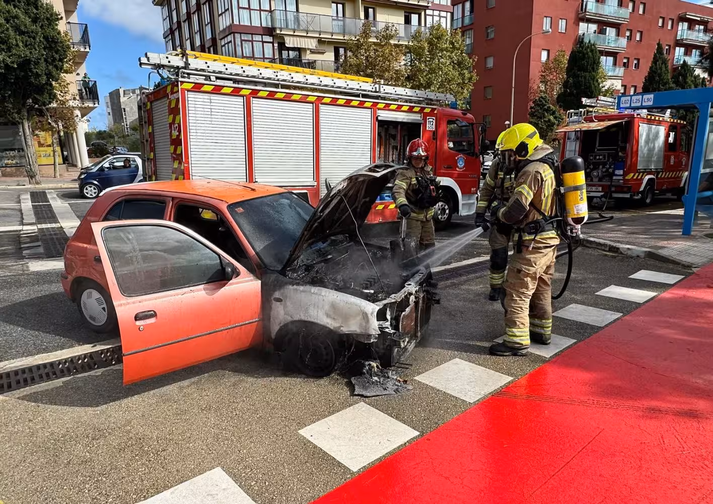 (Fotos) Un coche se incendia en la rotonda de Abu Umar