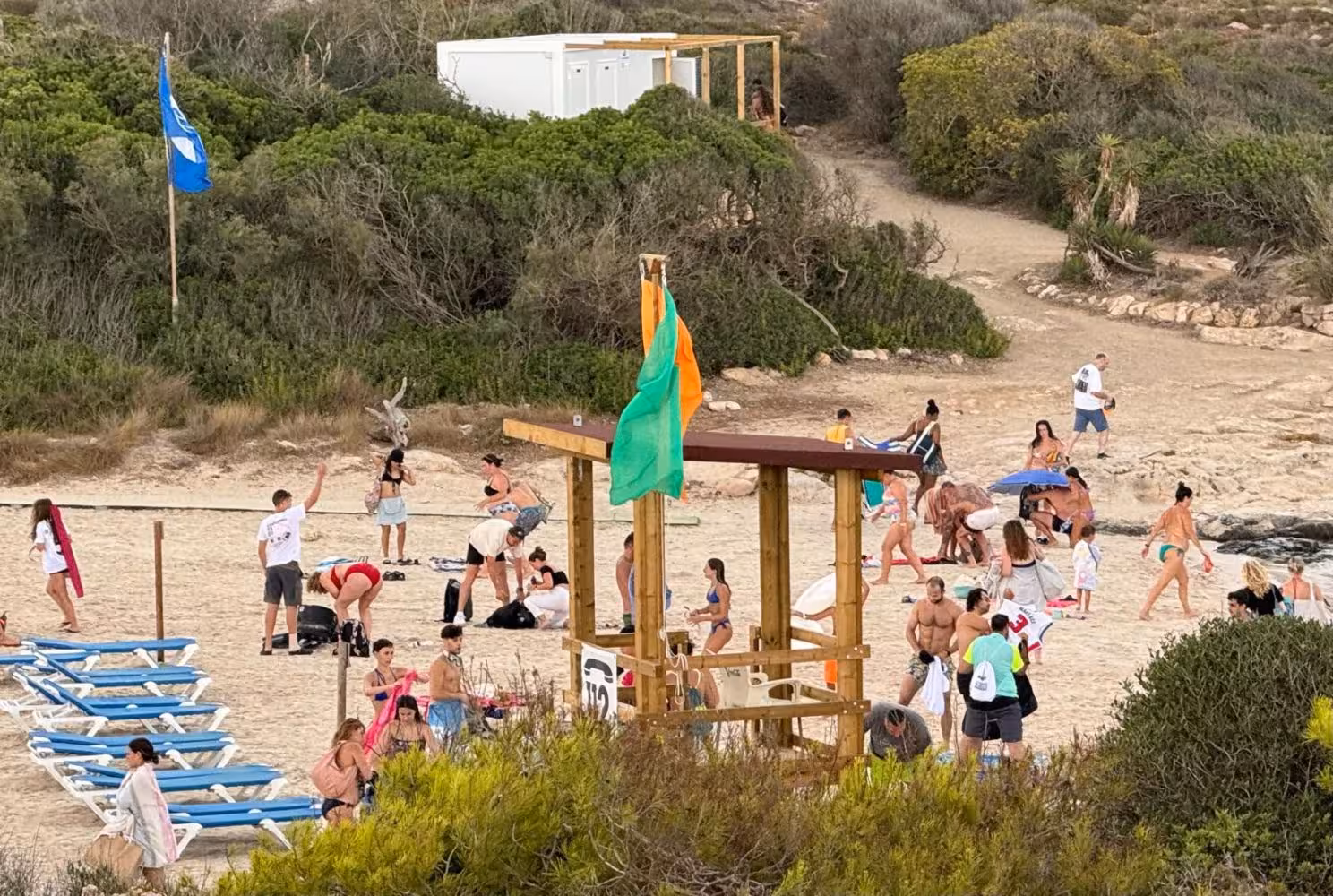 (Fotos) Bañistas desafiaron el mal tiempo en Binibeca, pero la lluvia los hizo correr