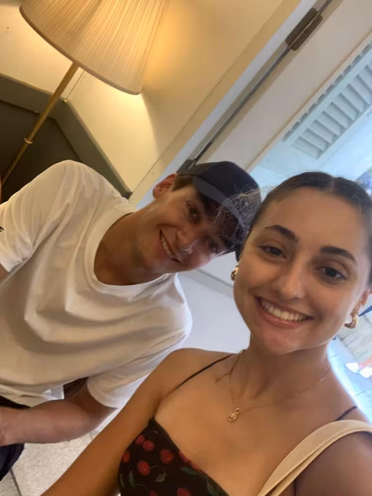 El piloto de Fórmula 1 George Russell y su pareja visitan Maó