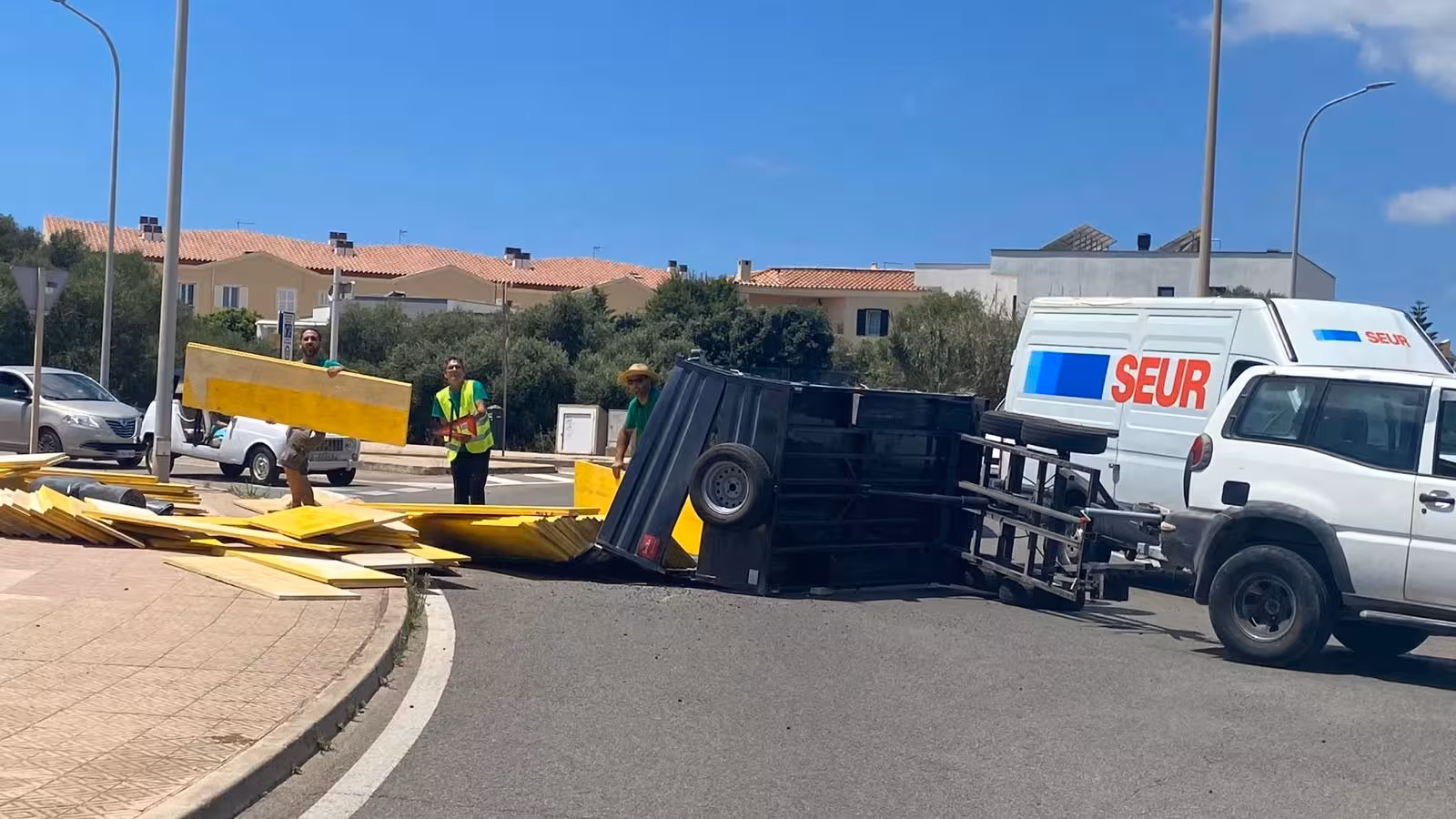 (Fotos) El vuelco de un remolque en una rotonda de la Vía de Ronda provoca retenciones